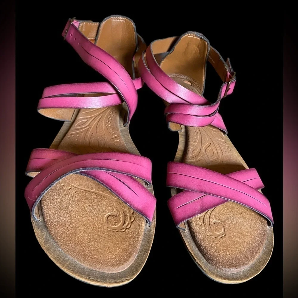 Clark’s-size 8 raspberry “Billie Jazz” sandals. Non slip sole. VG preowned!!
